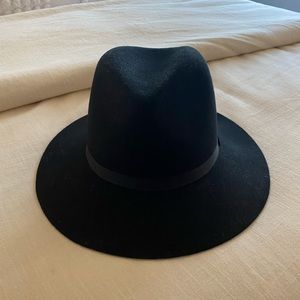 Aritzia hat- brand new